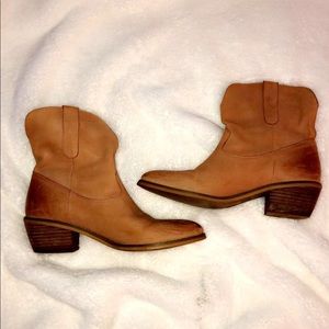 Crown Vintage Pointed Toe Boots!